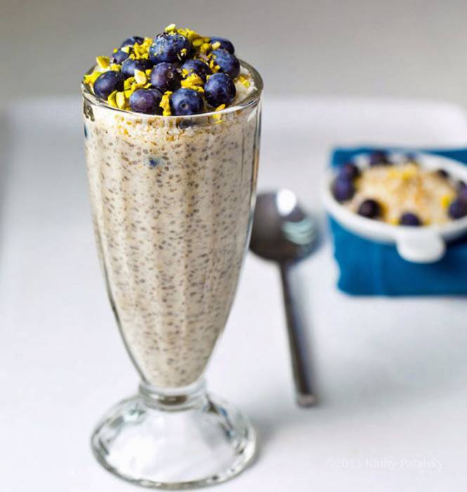 hạt chia pudding với quả việt quất và dừa nướng