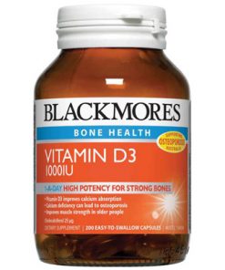 Thuốc bổ sung vitamin D3 1000IU hỗ trợ duy trì mật độ xương khỏe mạnh bằng cách cung cấp khoáng chất cho bộ xương. Cung cấp vitamin D cần thiết cho sự hấp thu canxi và xương khỏe mạnh. Vitamin D cũng cải thiện sức mạnh cơ cho người già có thể làm giảm tỷ lệ bị ngã. Mọi người cần phải thường xuyên tiếp xúc với ánh sáng mặt trời trên da của họ để hấp thụ vitamin D nhưng nên tránh tiếp xúc trong thời gian tia nắng có UV cao điểm. Số lượng lớn người Úc không nhận được đủ Vitamin D trong lối sống và chế độ ăn uống của họ. Khi lớn lên khả năng của da sản sinh ra vitamin D càng giảm. Blackmores Vitamin D3, dạng tạo ra Vitamin D3 tự nhiên trong cơ thể. Loại thuốc này hiệu quả trong việc nâng cao hàm lượng vitamin D trong máu so với D2.
