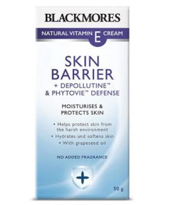 Kem dưỡng ẩm Vitamin E Blackmores Natural Vitamin E Cream Skin Barrier 50g kết hợp với các loại dầu có nguồn gốc thực vật nuôi dưỡng; chứa axit béo omega-6 và omega-9 tạo thành một lớp da trên da, cung cấp một lớp bảo vệ khỏi các chất ô nhiễm môi trường với Depollutine ™ và Phytovie.