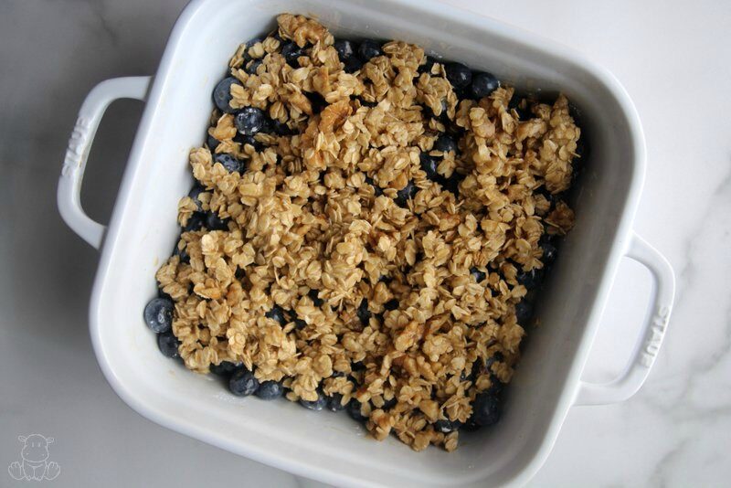 Blueberry giòn trong món nướng, sẵn sàng để vào lò